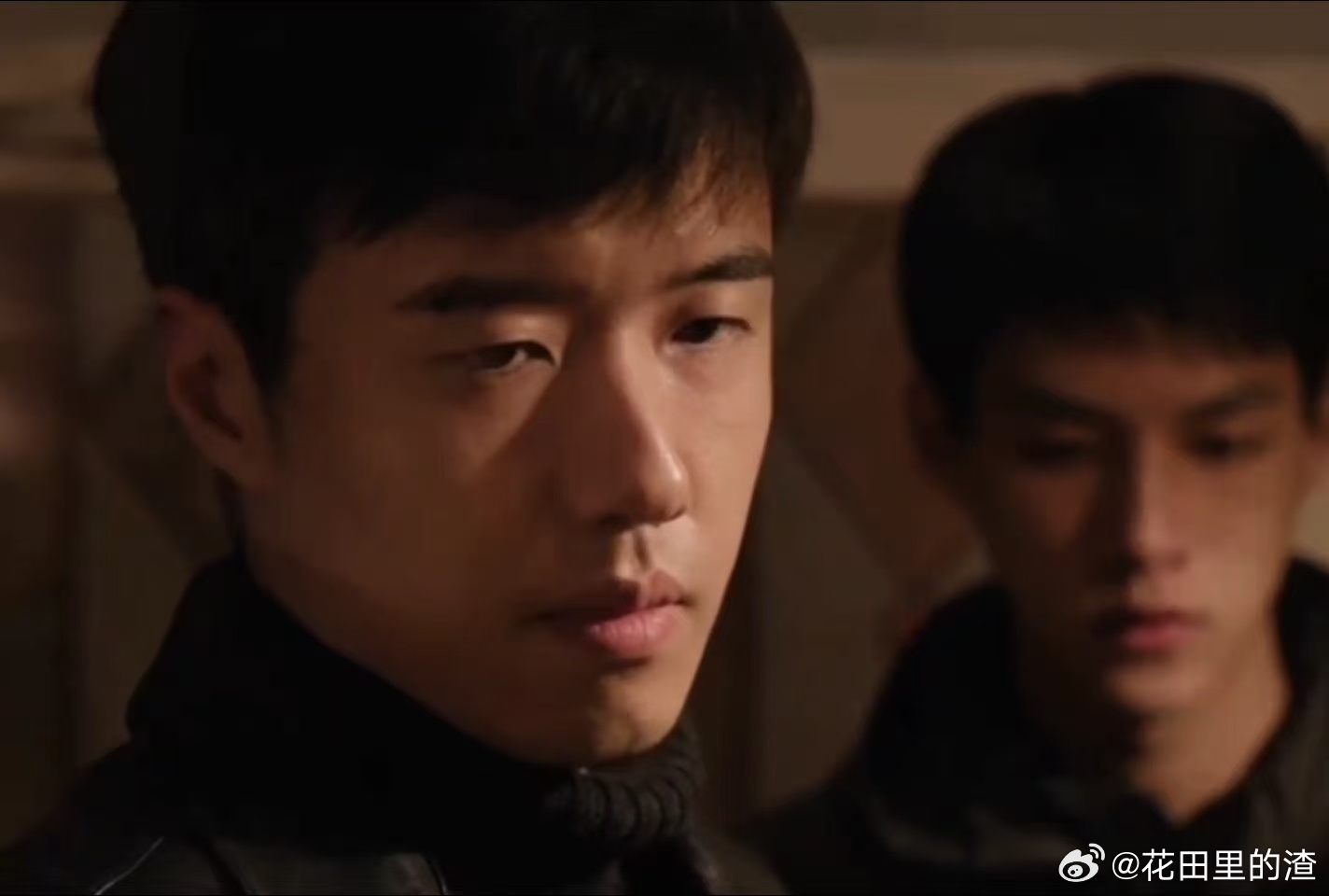 张哲华李庚希新剧对视这一眼 救命！《命悬一生》里孟朝和吴细妹隔镜对视，那感觉就像