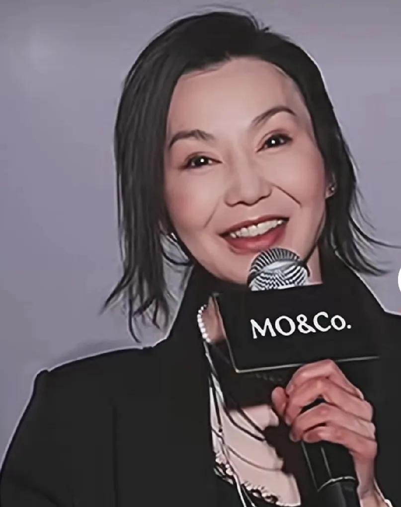 这年龄，千万要弄对发型，年轻人用这种碎发随意活泼，年老者就显得杂乱损精气神，张曼