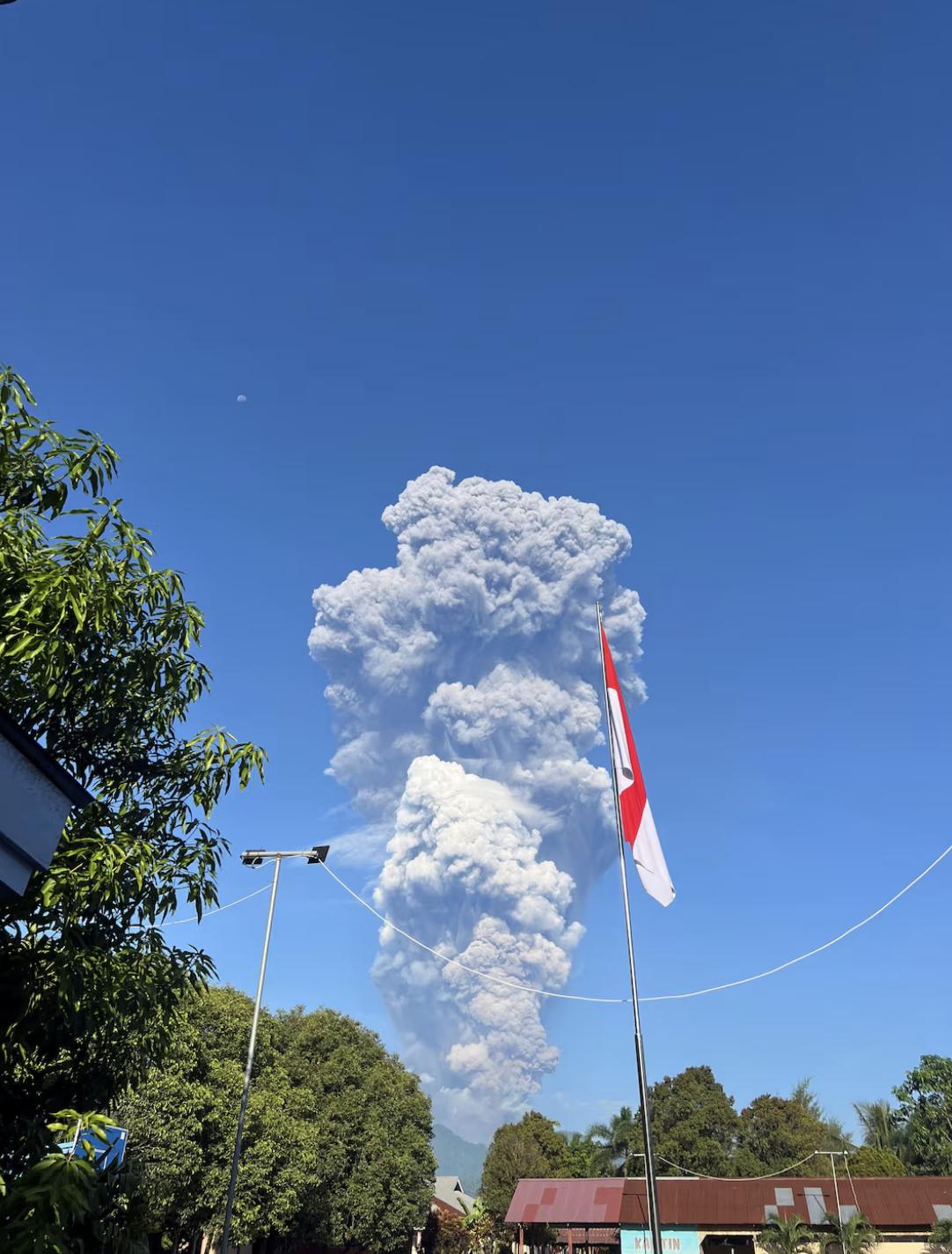 【印尼火山喷发致3名登山者遇难，救援人员发现了紧紧相拥的两具遗体】

印尼救援机