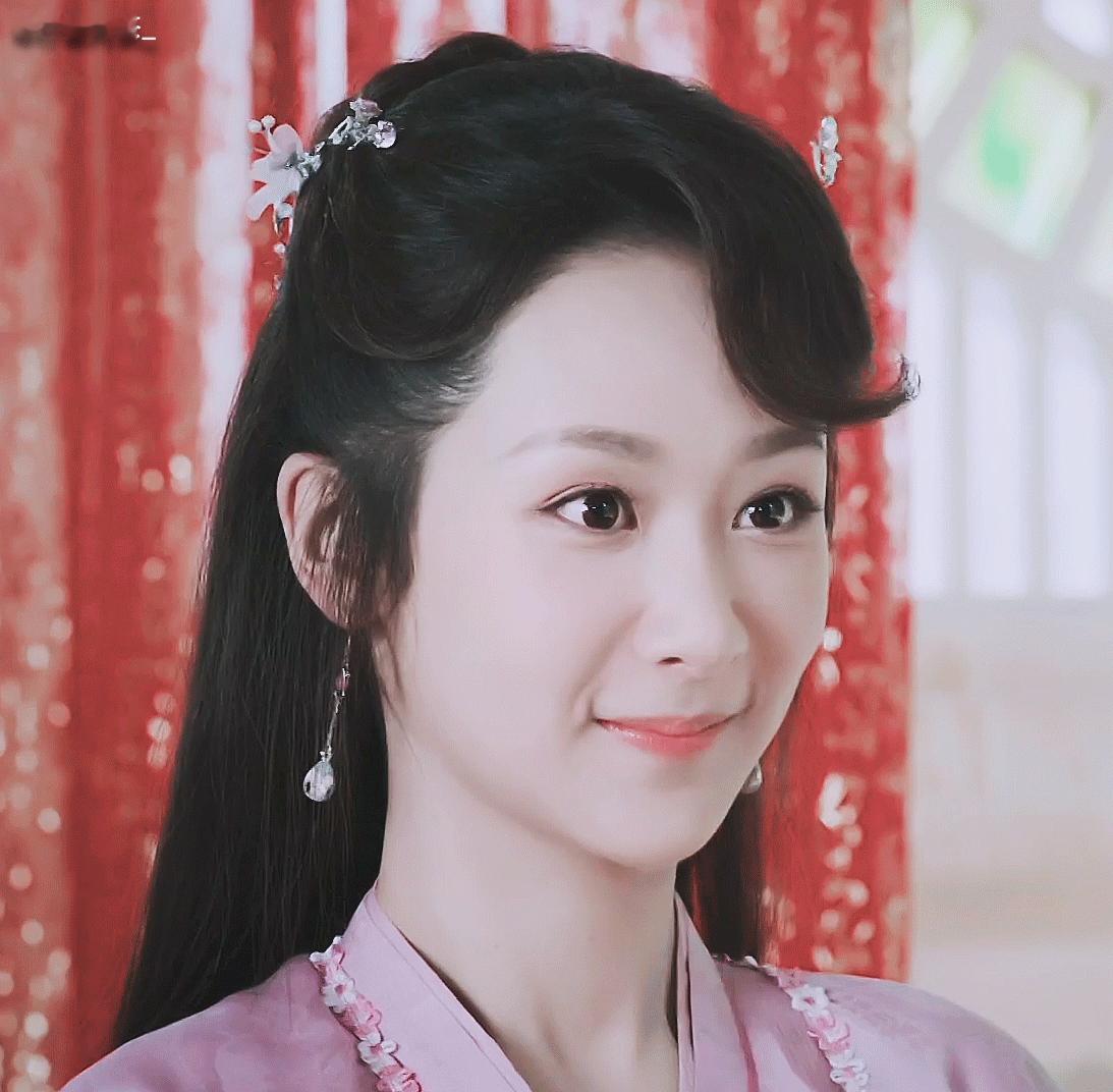 杨紫拿放大镜这里，梦回锦觅了 ​​​