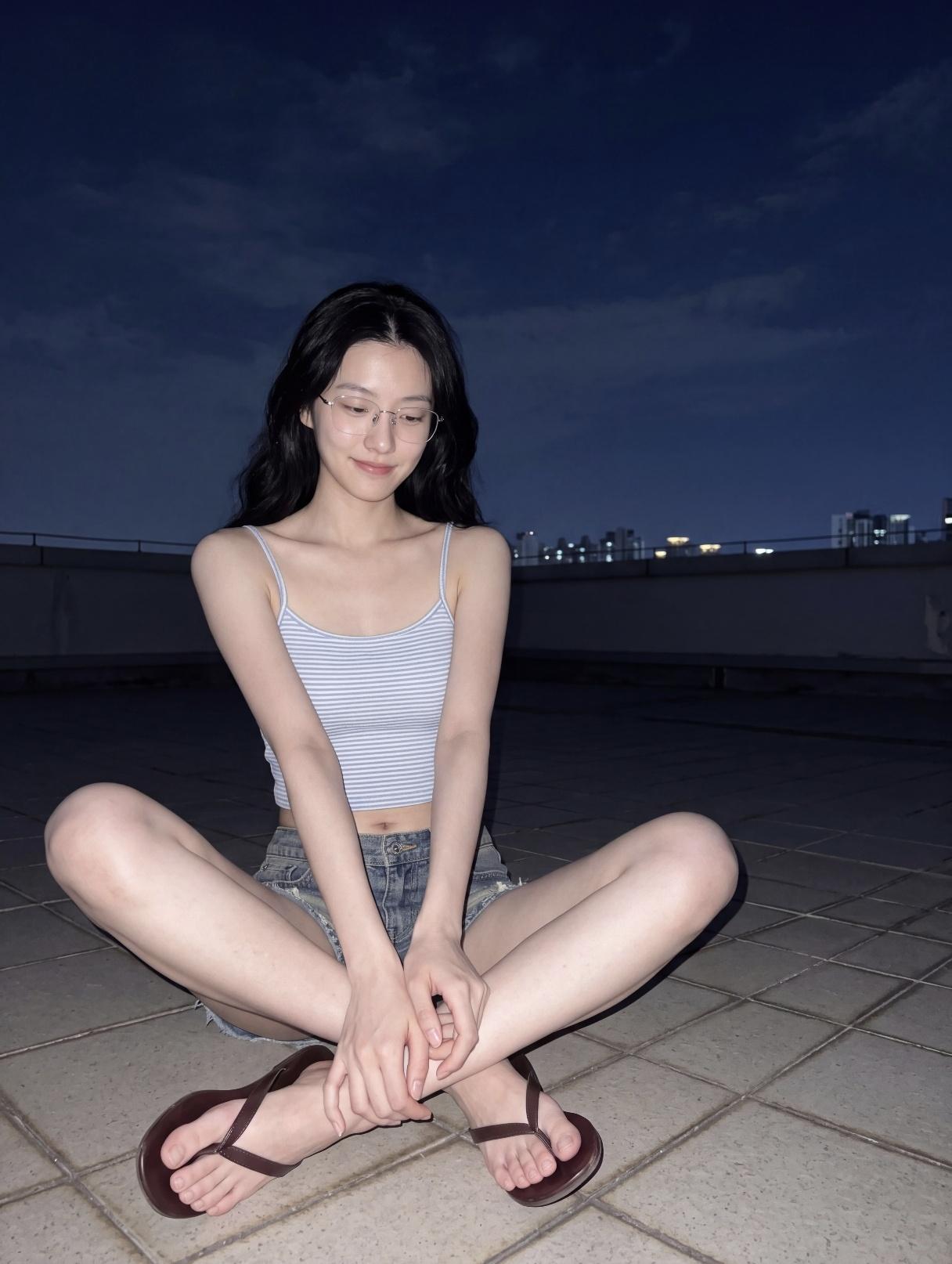 女孩坐在屋顶上，看着远方微笑。