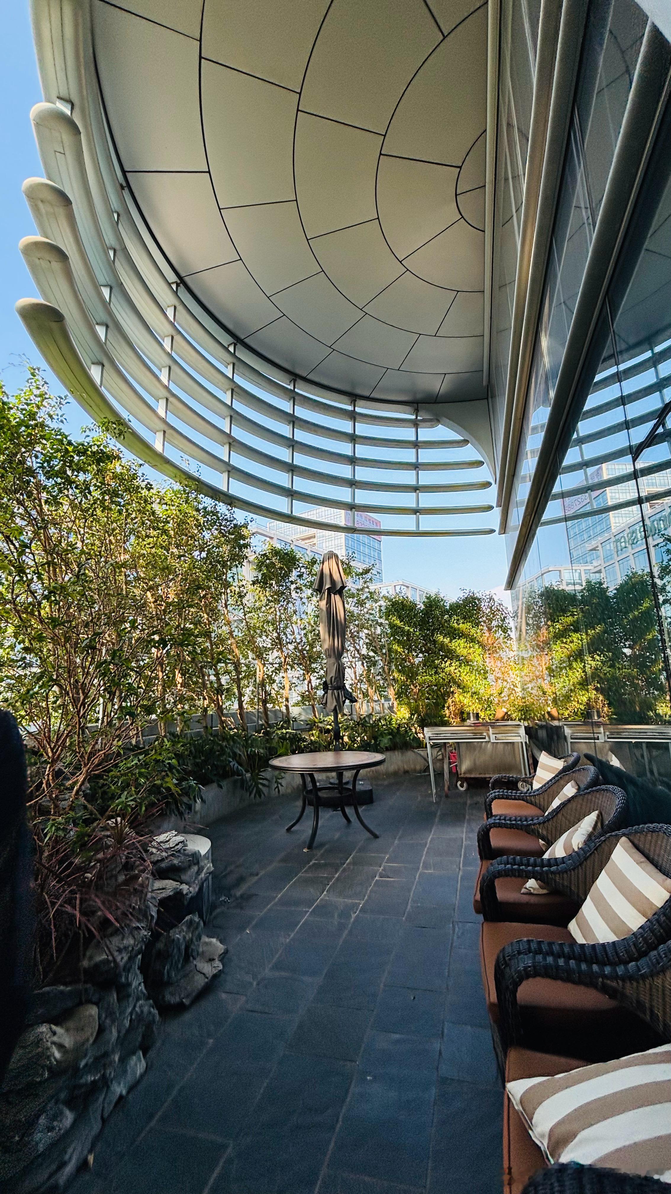 人到中年，才慢慢懂了：友谊这东西，不是靠“同学”这层身份就能维系一辈子的。上学时