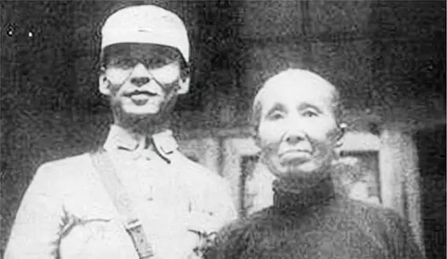 原来她才是双枪老太婆。
赵洪文国，曾是中国抗日战争中一个广为人知的名字。她通过组