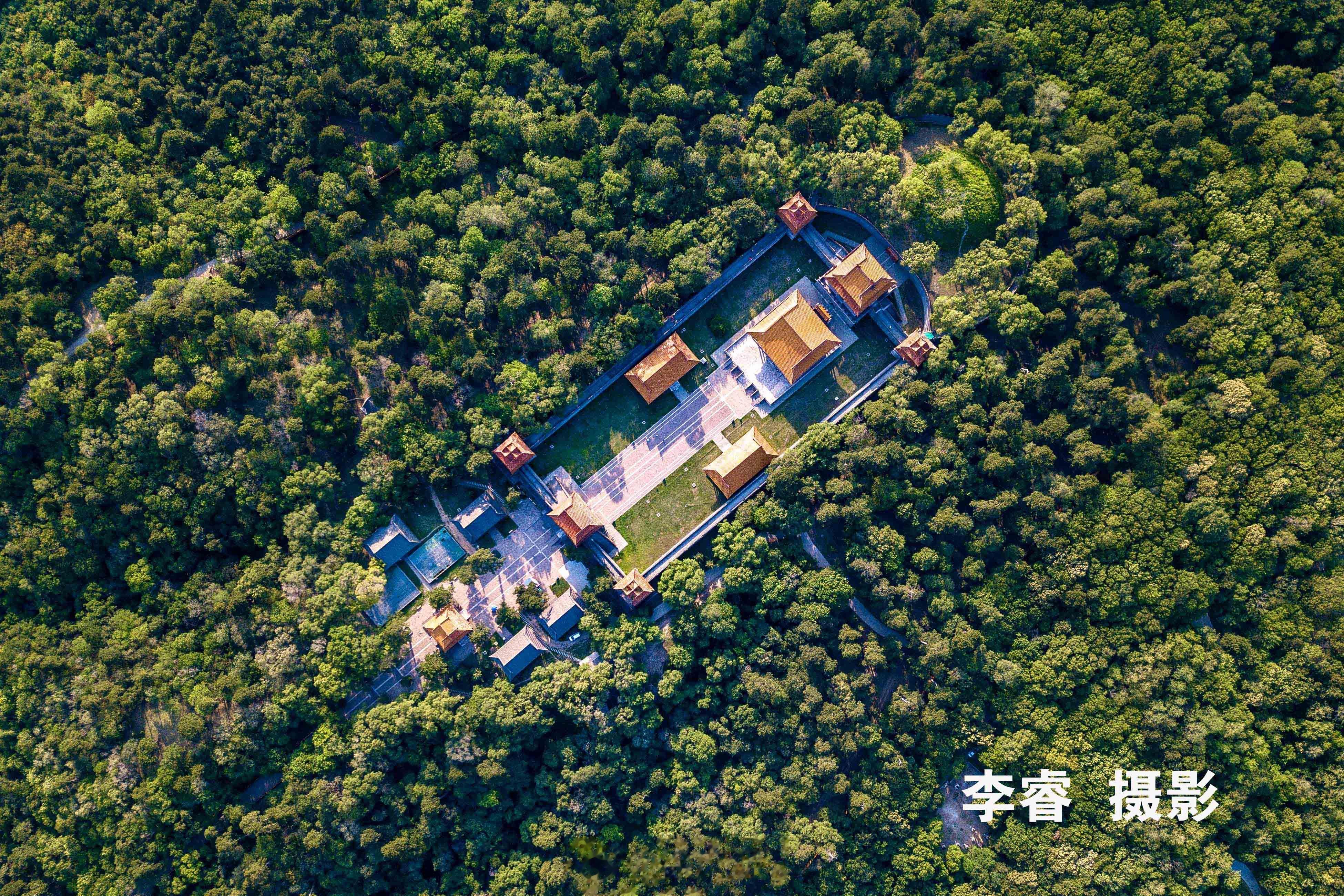 福陵古松隐天蔽日，一望无垠，非常壮观，是沈阳的著名景观，在清朝“福陵叠翠”被列为