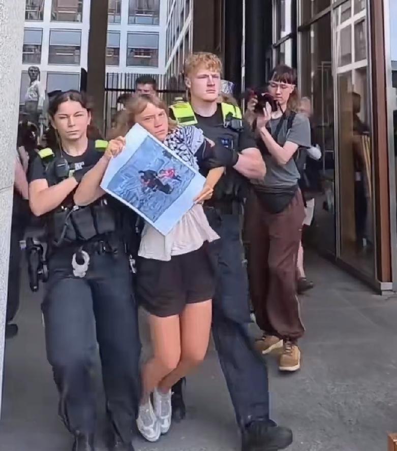 这就是西方社会所谓的民主和言论自由吗？在德国的首都柏林，环保少女格蕾塔在一场抗议