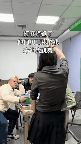 漂亮真的是本钱。
妹子和三个爷们打麻将输得一塌糊涂，看她梨花带雨的可怜样，几个爷