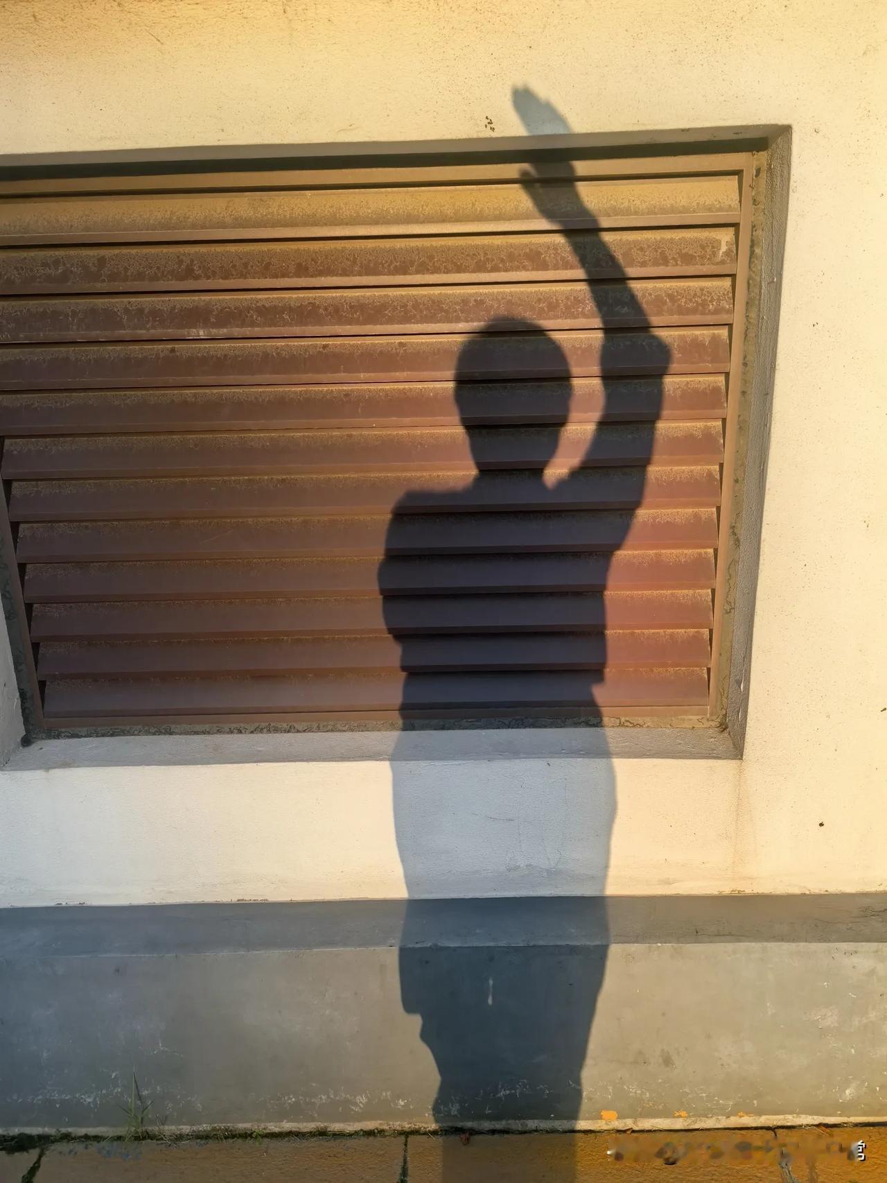 1，慢跑：早晨6点，到室外慢跑，完成一公里目标，再跟华为手机上的软件，进行跑后拉