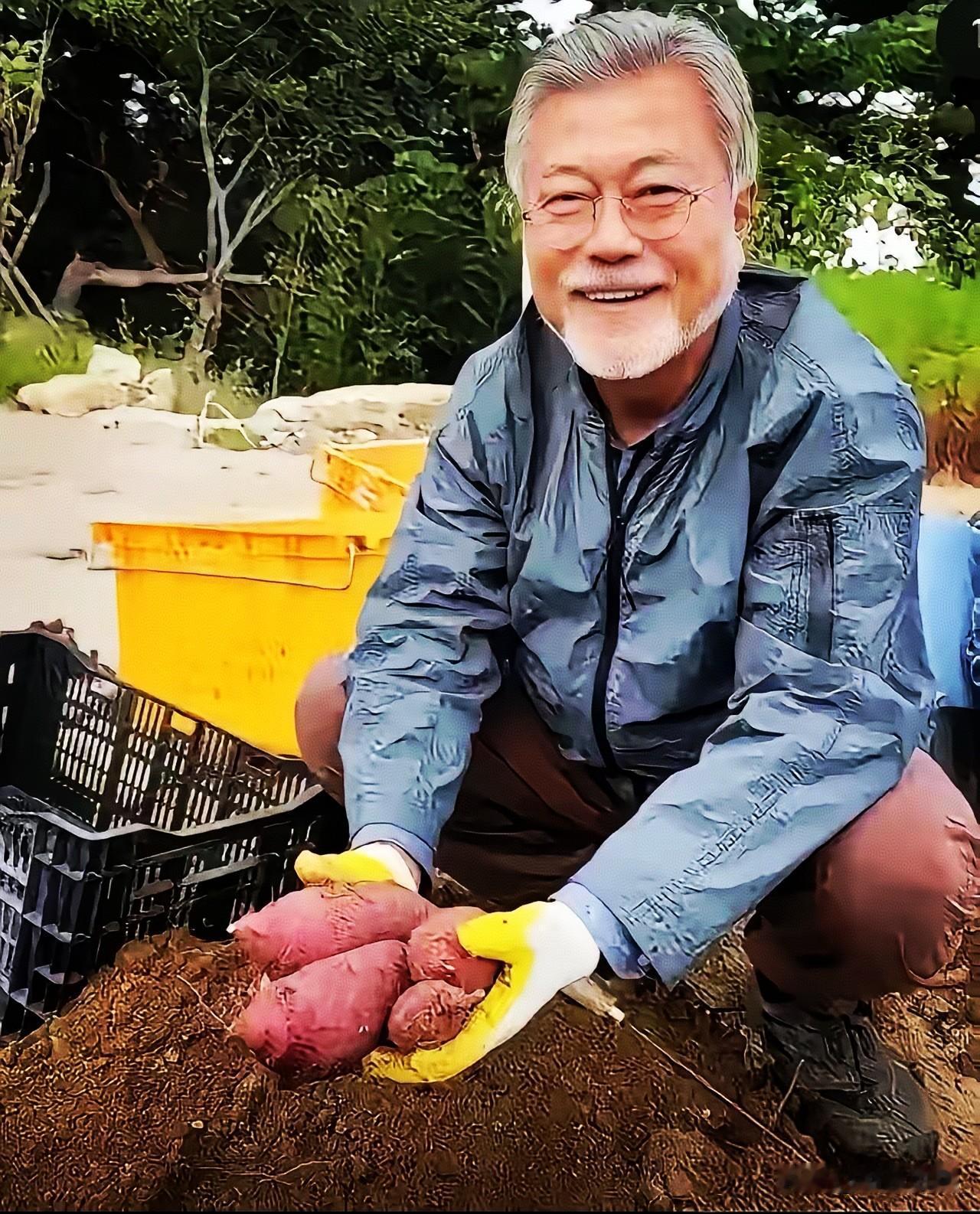 文在寅是我比较敬重的外国领导人之一。
他有点平民化的形象，低调，平和，又不乏睿智