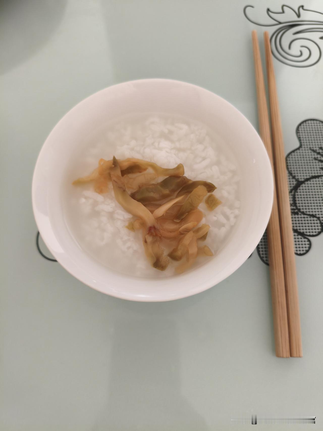 周六休息在家
早餐来碗白粥
一点榨菜
足以