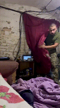 刺激！乌士兵拿着无人机进入防空洞。本应该从从容容，游刃有余，结果被炸的匆匆忙忙，