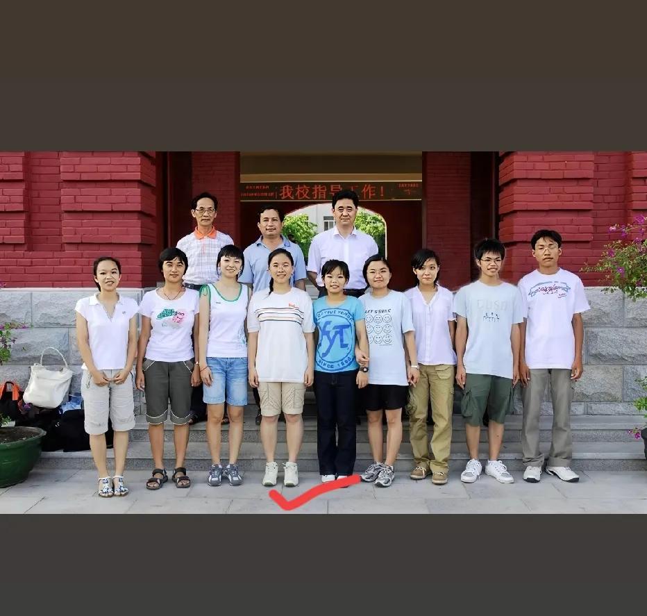 这张照片的含金量有多高？我想，只有嘉积中学的校友才知道吧！当年海南省的文理科状元