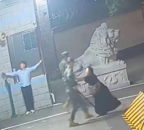 四川成都一位母亲实名举报：14 岁儿子 4 个月成绩从 18 名跌至 42 名，