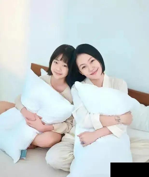 小S来内地玩还带小女儿拍广告，说实话她即使精修后颜值也太一般 ，这小丫头蛮像她，