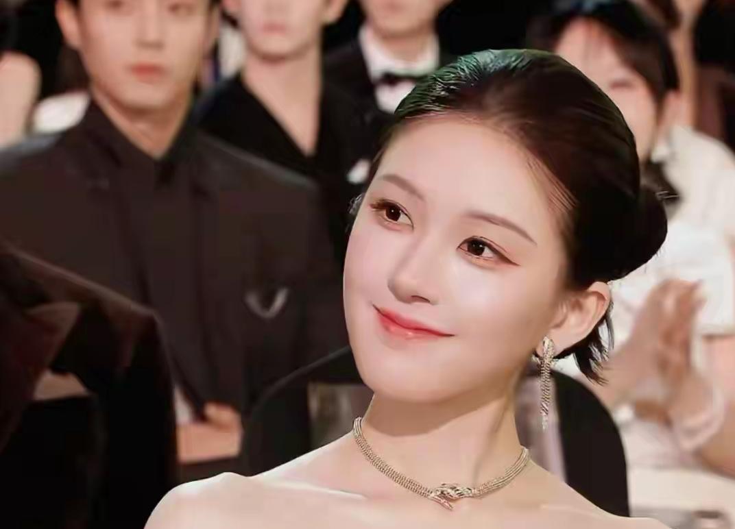 海南这一夜，“逆风翻盘”的赵露思，让所有人见识了她的江湖地位娱乐 明星