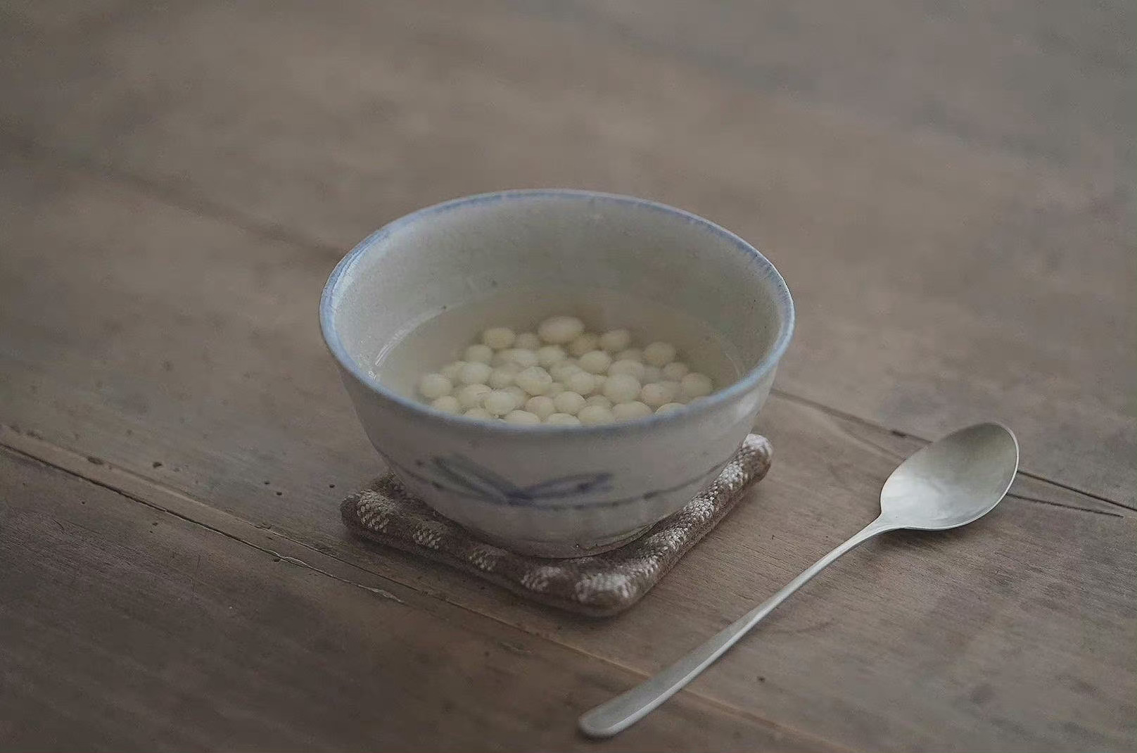 人生在世最重要的事情不是幸福或不幸，而是不论幸福还是不幸都保持做人的正直和尊严。