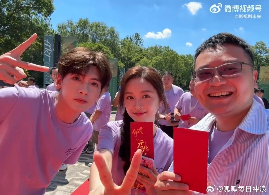 吴宣仪、翟潇闻有戏开机同框来啦，一起比[耶]！状态好好！ ​​​