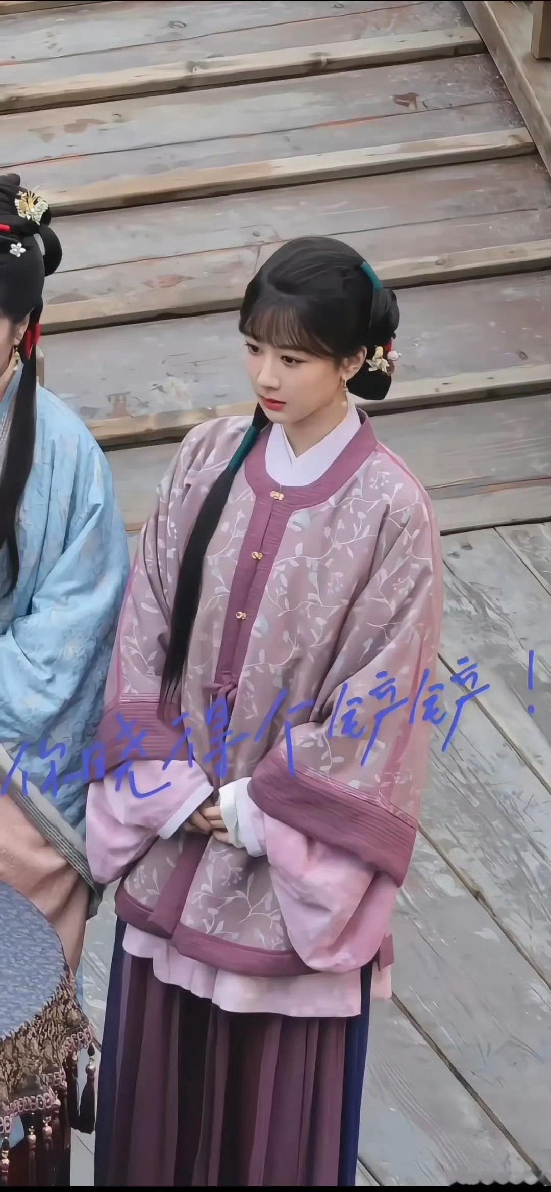 这个角度脸的状态还挺好，就是这个衣服仿佛是景区影楼服装一样 ​​​