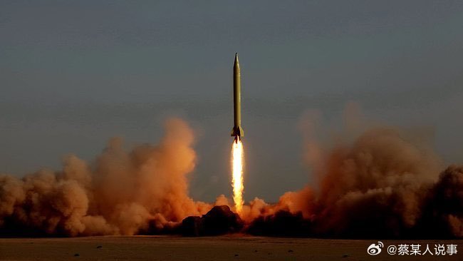 伊朗反击伊朗刚刚向以色列发射了首枚弹道导弹。他们拥有超过一千枚能够打到以色列的弹