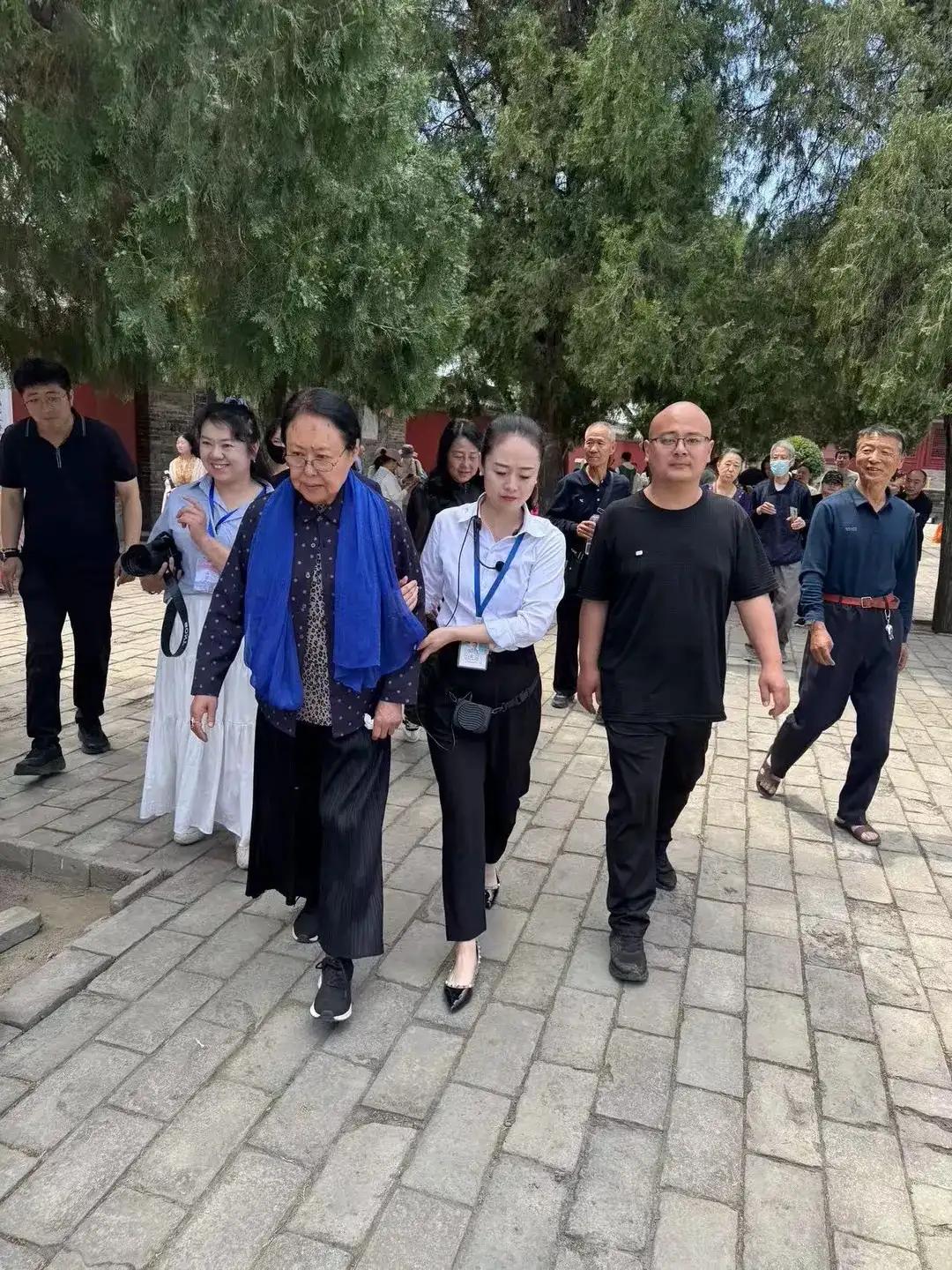 斯琴高娃老师，今年已经75岁了，这是在那里旅游呢？24年前她主演的《大宅门》，塑