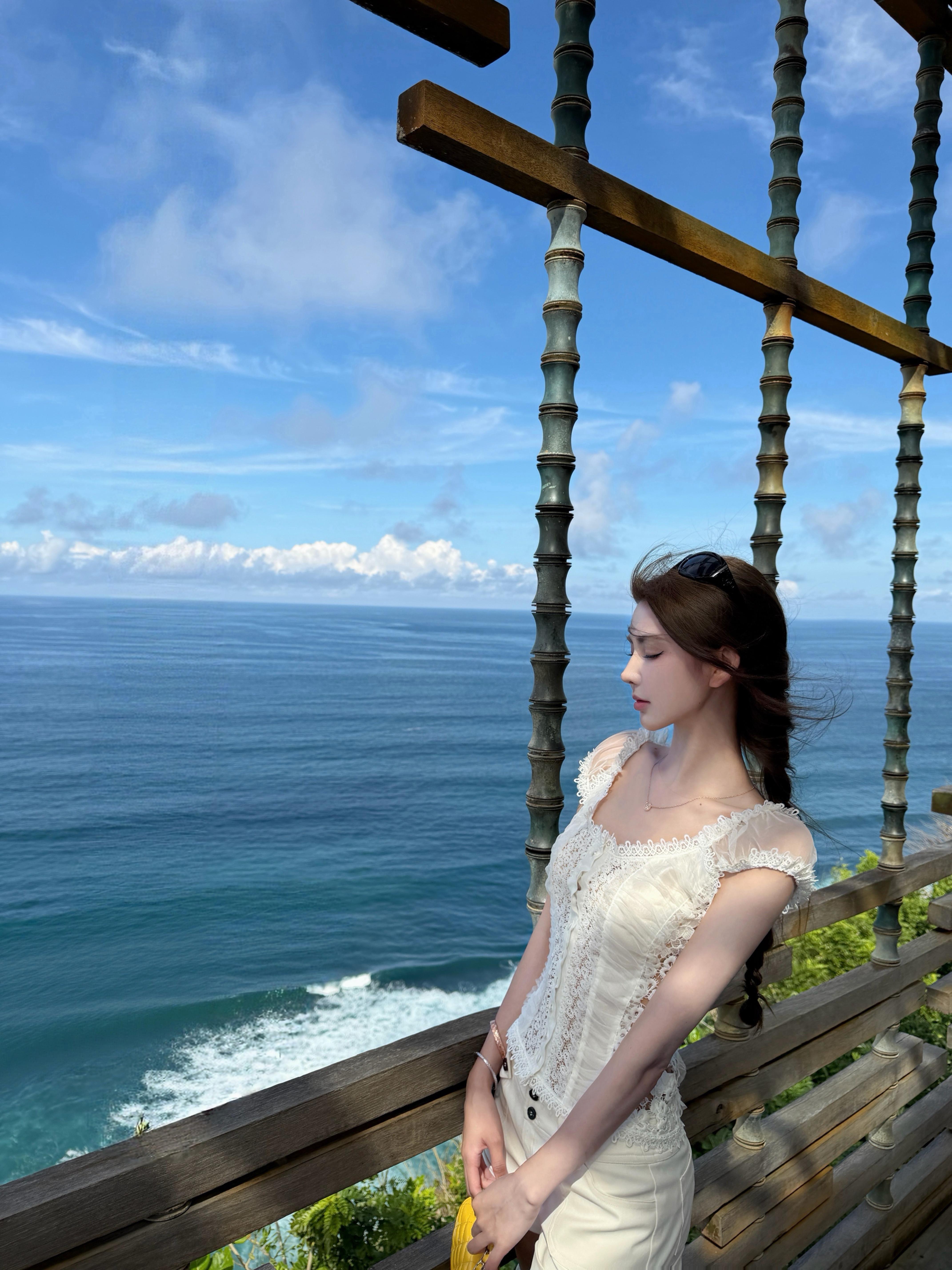 撞进夏日的海风里。