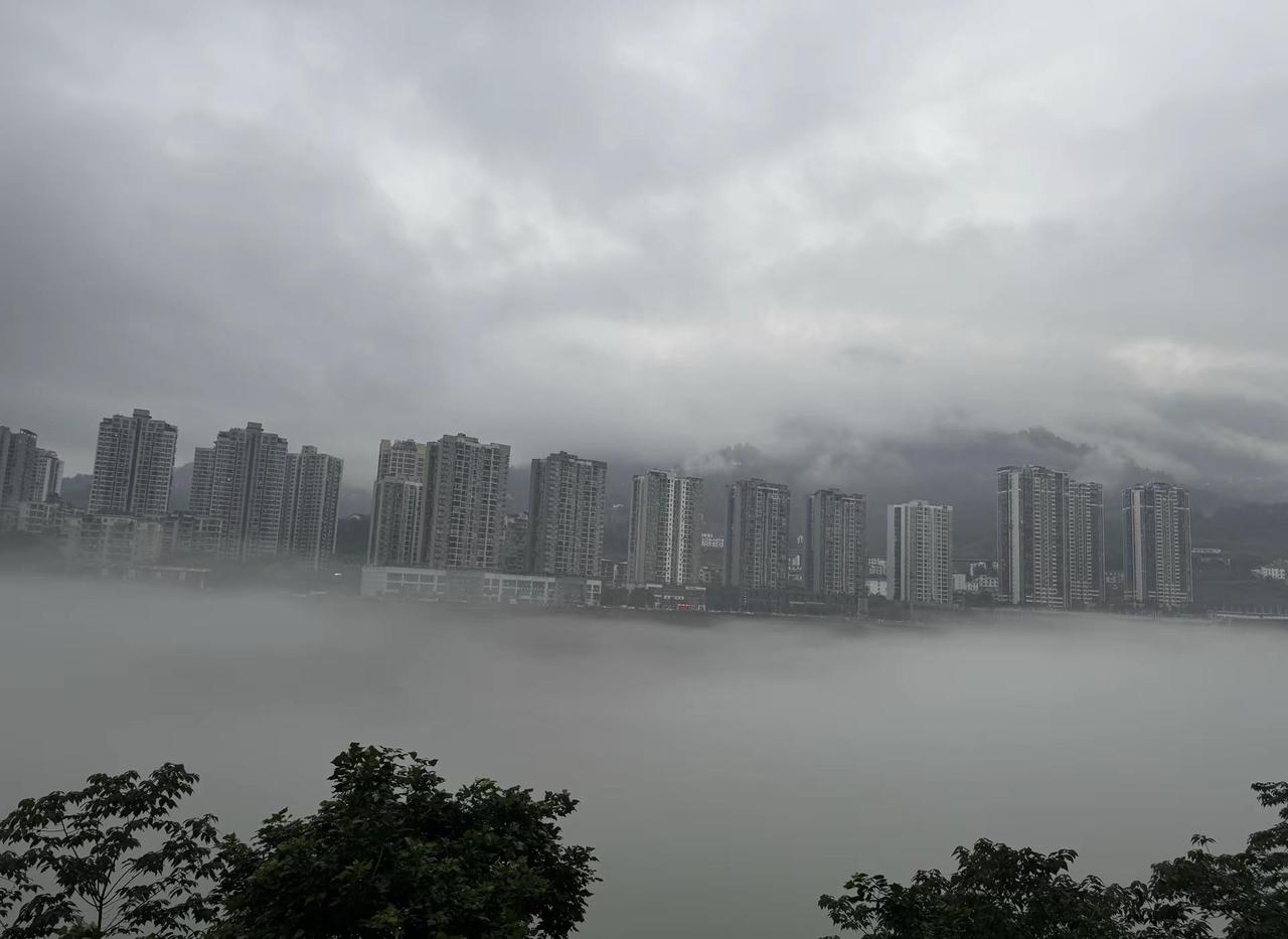 连日降雨来袭，高速巡查脚步不停。穿梭在风雨里，排查每一处风险，守护每一段路途，为
