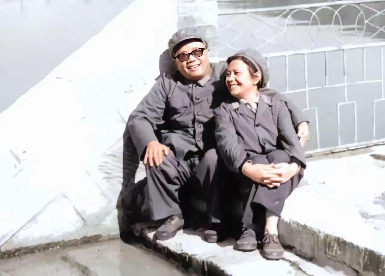 60年代，聂凤智将军和妻子何鸣的一张合影，何鸣长得很漂亮。两人战乱中结为夫妻，一