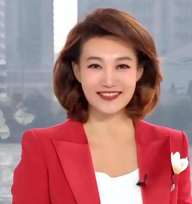 李梓萌现在 46 岁了，还是租房住、没结婚。来北京二十多年一直租房，不是买不起房