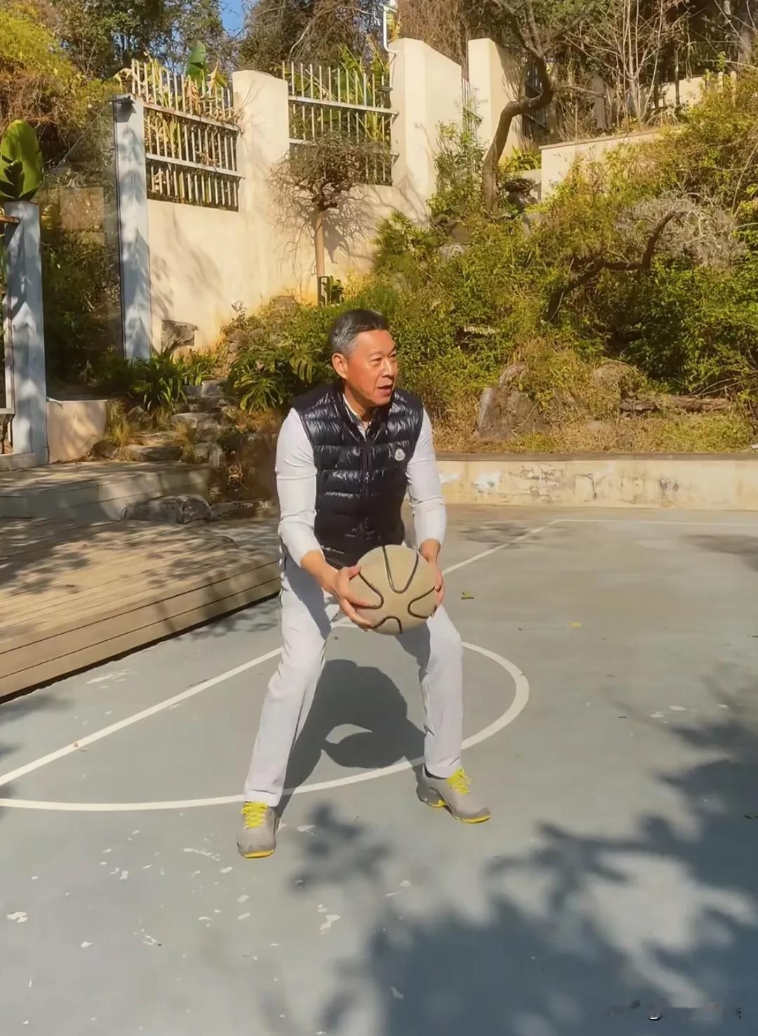 张丰毅老师和老友在昆明打篮球，不得不夸一句，他真是老年人的年纪，年轻人的身板啊！