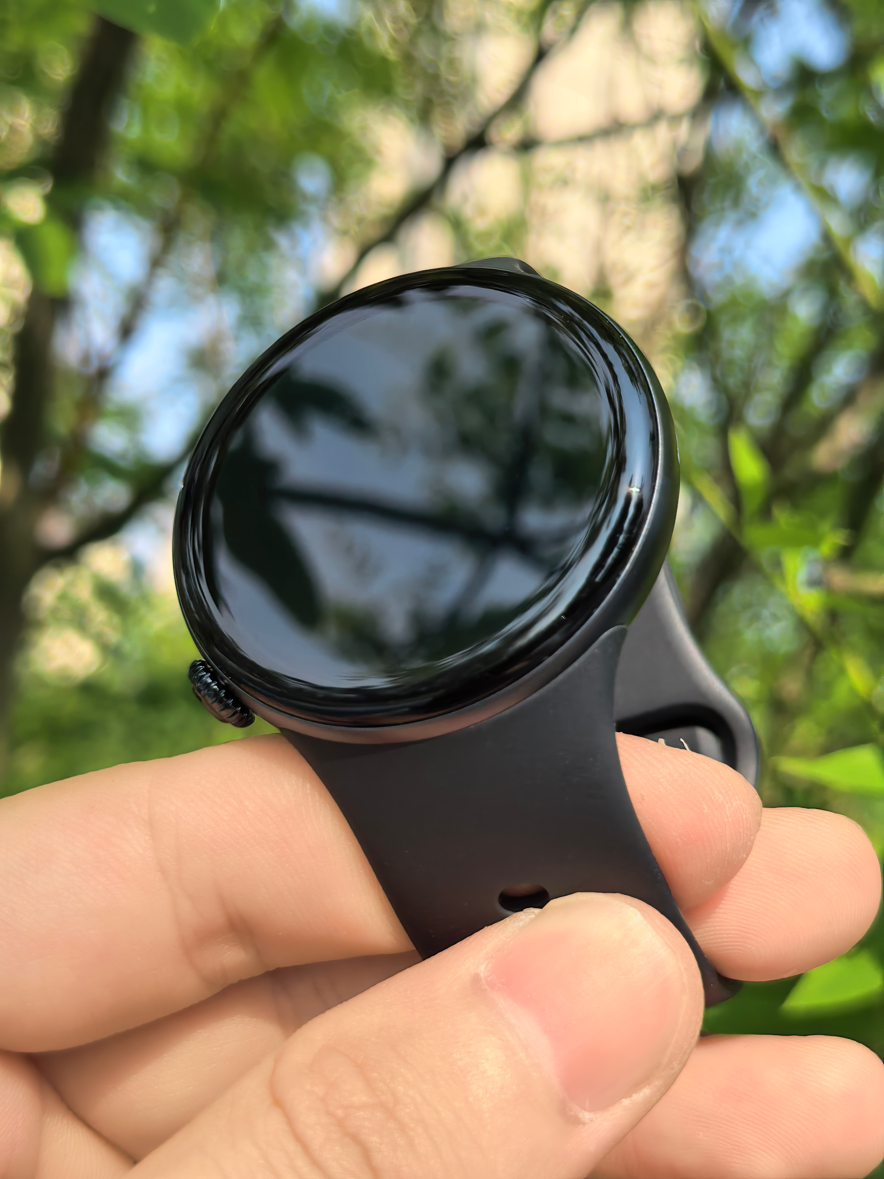 戴这款手表快俩月，轻得跟没戴一样，睡觉戴一整晚都没压痕。续航超省心，不用老惦记充