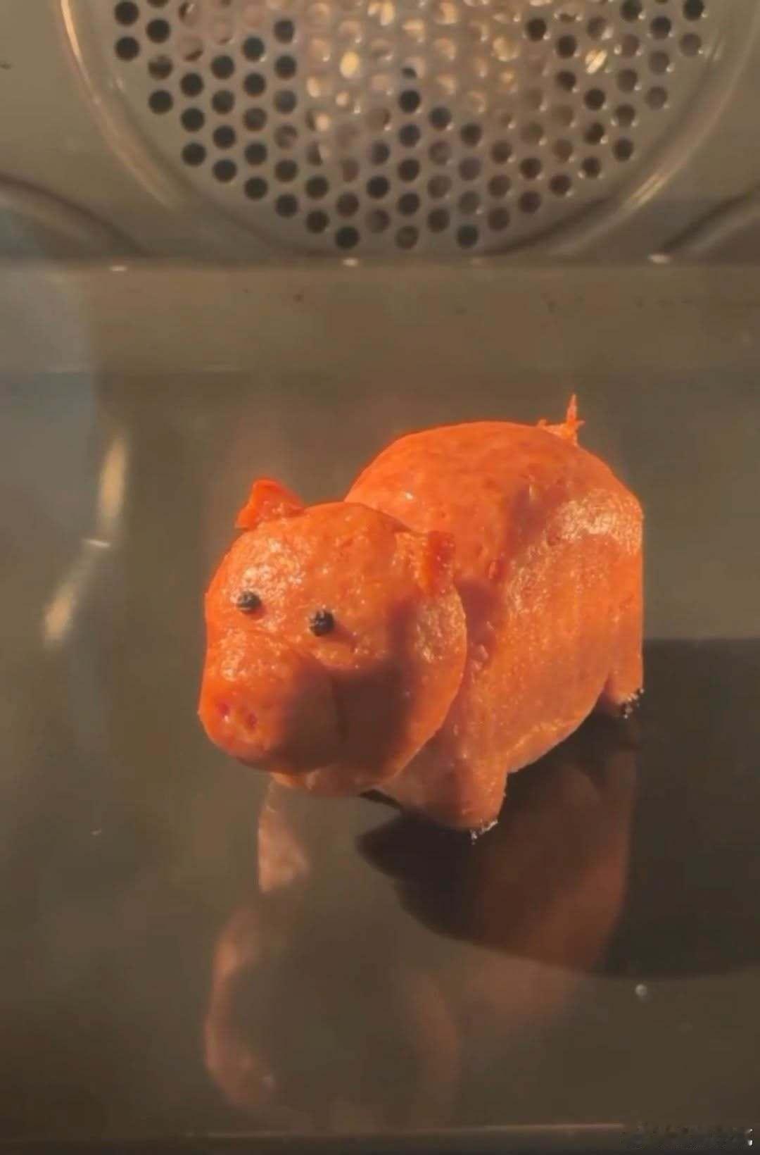 【 午餐肉烤小猪🐷 】这不是真猪肉，是SPAM 世棒午餐肉雕刻出来的烤小猪 ​