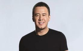 1996年的北京冬夜，白雪把最后一道菜端上桌，银项链在灯光下晃了晃。

“我们算