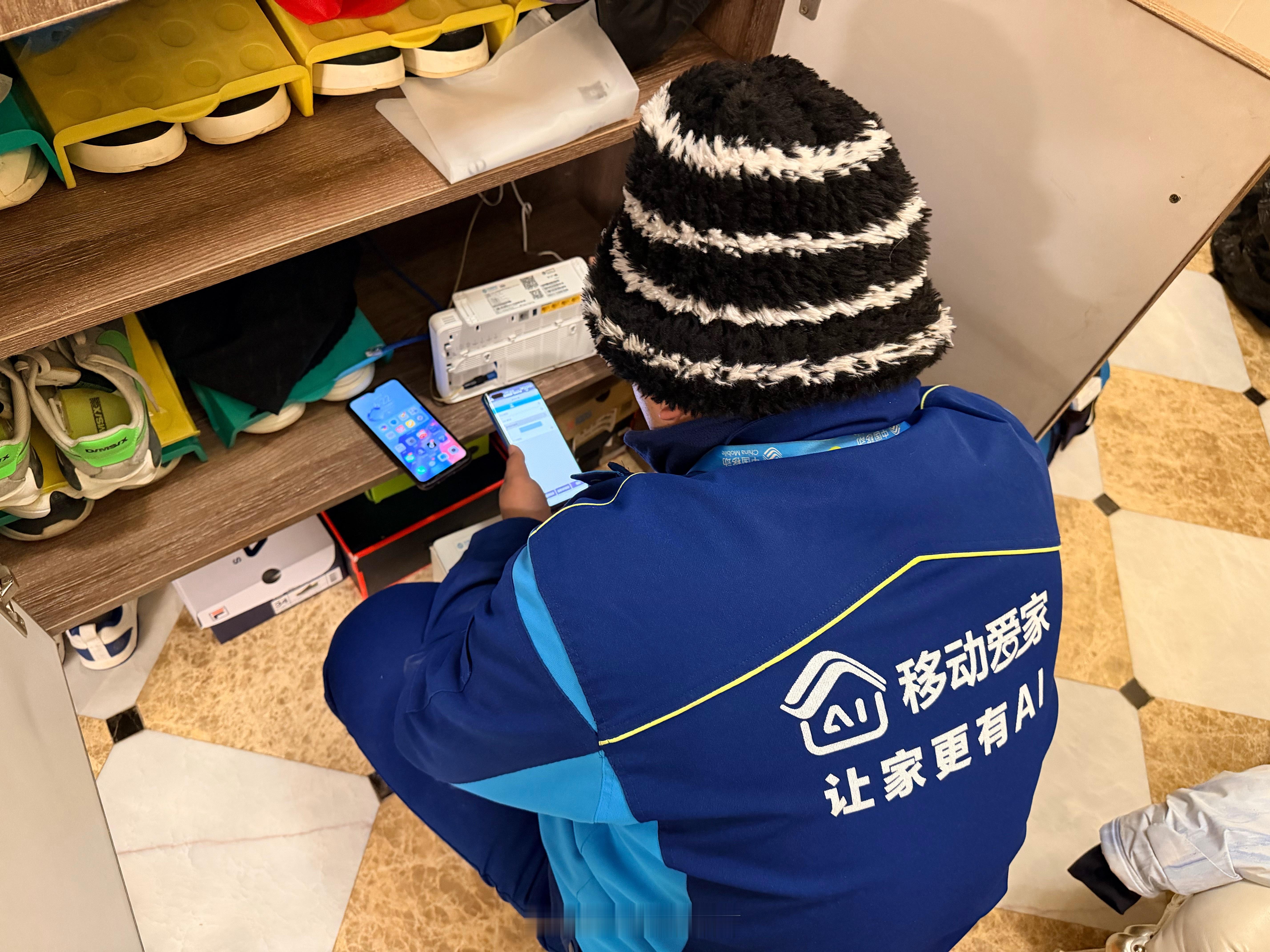 现在移动的资费是越来越低了，我的手机套餐198元，还送了1000M的家庭宽带这个