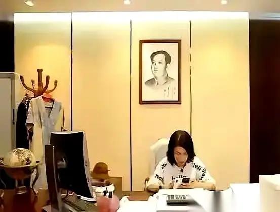 看到董姐姐办公室墙上挂的画像，终于理解了她的为人！就冲这一点，我们更加支持董姐姐