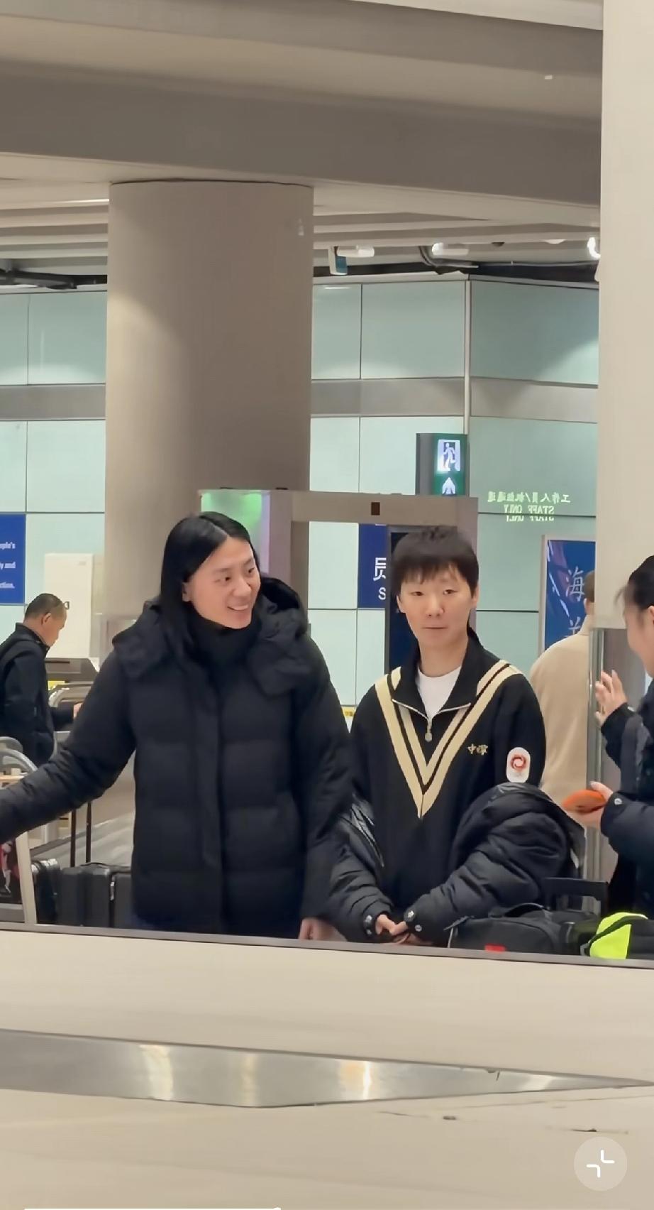 孙颖莎新加坡WTT夺冠后有黑人保镖，与王曼昱反差好大，王曼昱有点落寞!

3月1