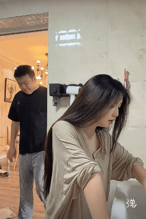 女的以为赢了，其实她输了，男的也以为他赢一局，实则也输的一败涂地，俩个人一个比一