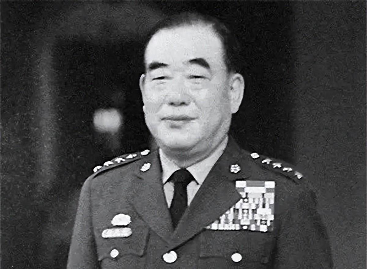 1993年1月30日，台北。在喧闹的“国民大会”闭幕式上，一位白发苍苍却脊梁笔挺