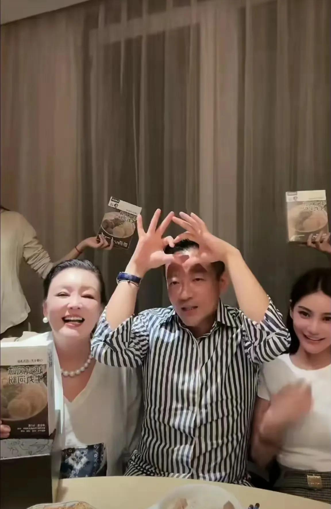 一家人在直播间相亲相爱，其乐融融，更不可思议的是汪小菲还当着张兰以及全国观众的面