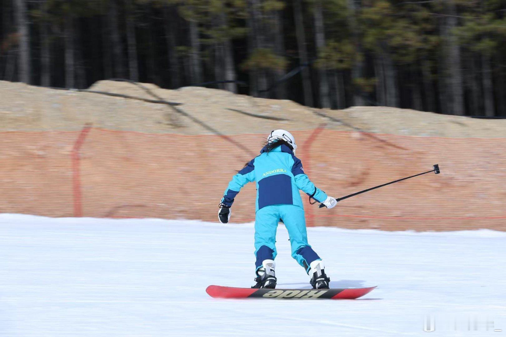 冬季到云南来旅居云南的冬天慷慨地赠予旅居者的浪漫：是雪滑雪场上挥洒的热烈，雪板切