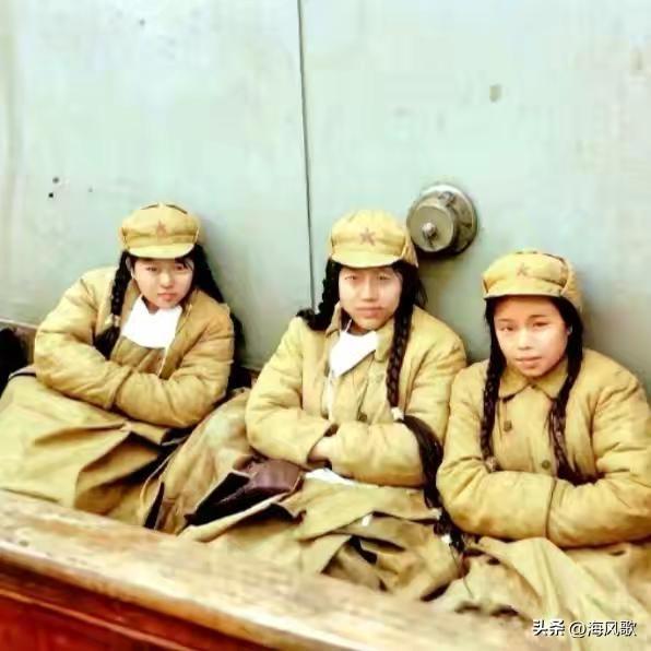 1950年冬，三名解放军女兵，乘船奔赴抗美援朝前线东北某地集结。她们身着我军50