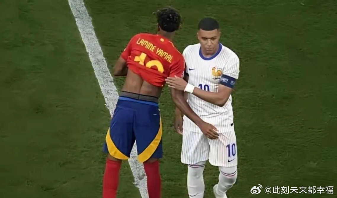 这是世界杯上足球运动员打招呼的正确姿势？世界杯还是这是姆巴佩招呼专用？ 
