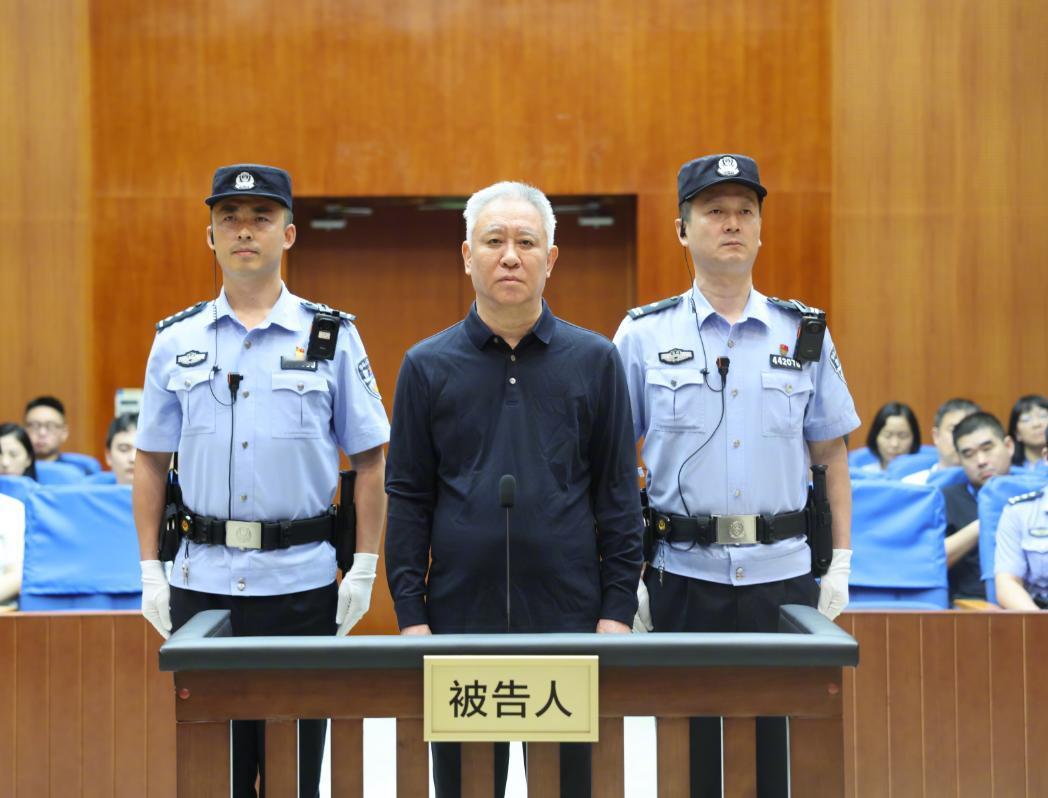 许家印被曝奢靡日常，作为曾经的首富，生活奢靡也是正常的，不过，曾经的许家印有多奢