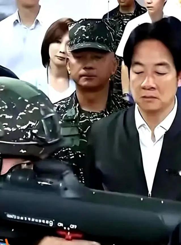 我最近听到一个很妙的问题，
来自台湾一个普通阿兵哥。
他在私下闲聊时嘀咕了句：