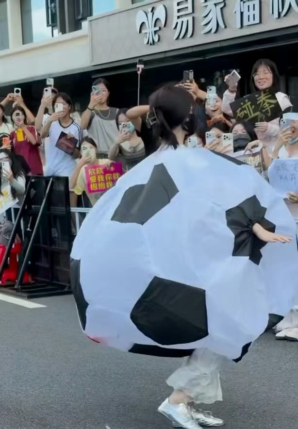 虞书欣就这样一胖一瘦地过来了真正的剧宣小天才来了哈哈哈哈 