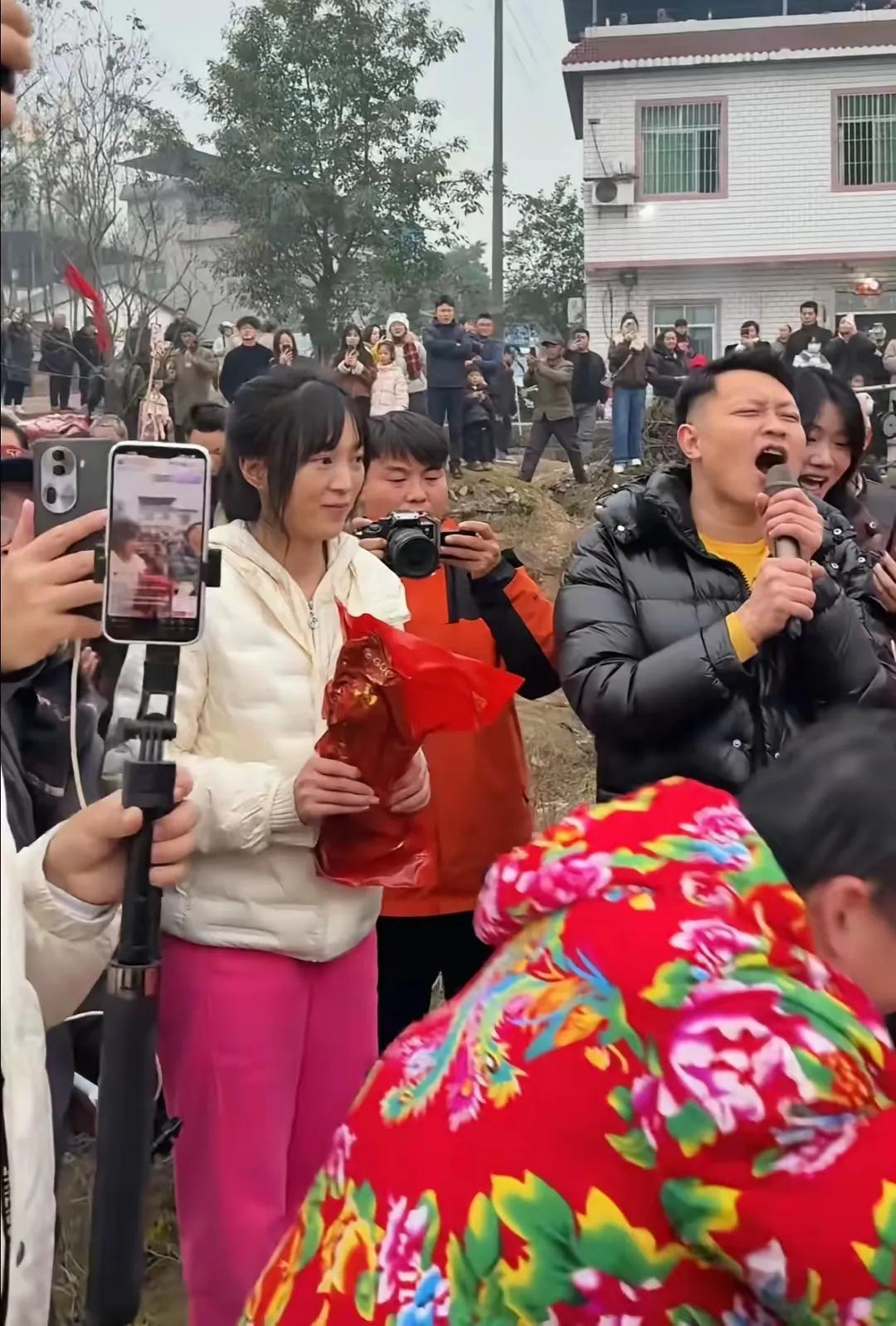 开保时捷按年猪，结果被迫当洗碗工！
 
最近合川这位保时捷大哥彻底火出圈，本来是