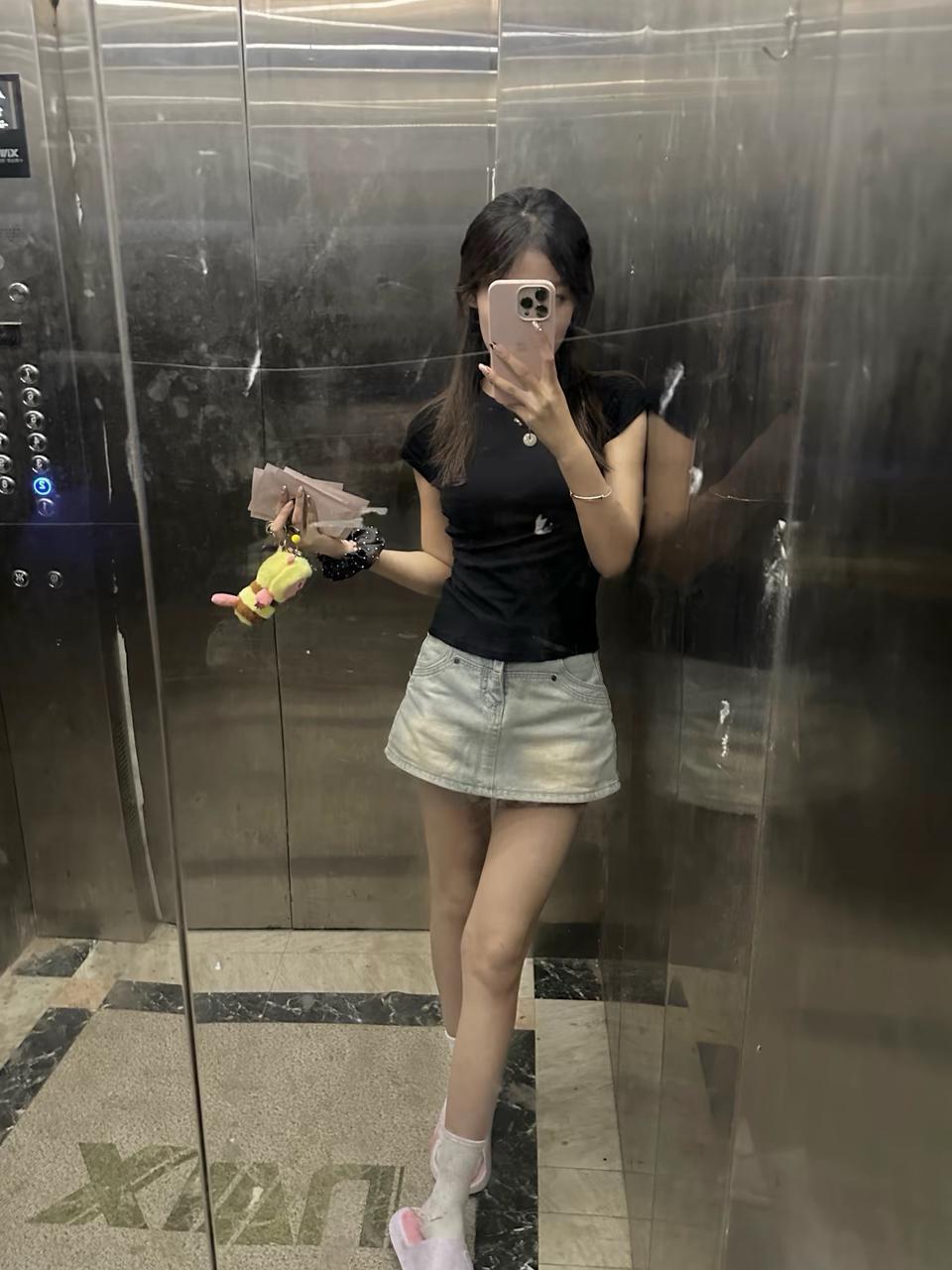 夏日清凉穿搭，白色拖鞋搭配牛仔短裤，轻松自在！🌞👗👟