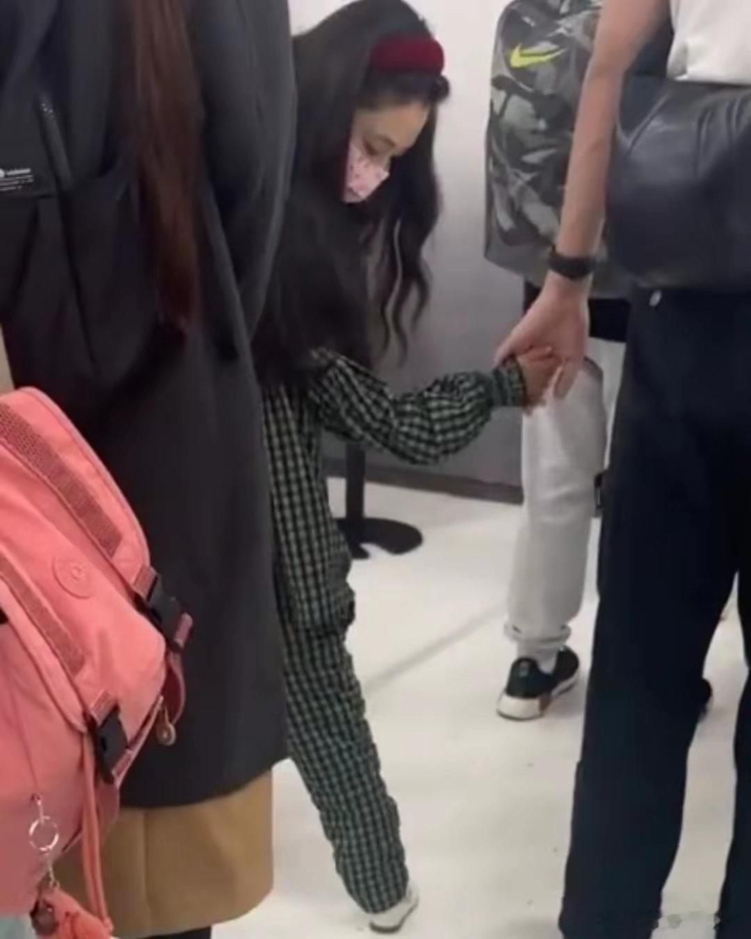 吴倩带五岁女儿去日本旅游 网友在武汉机场偶遇吴倩带着5岁的女儿去日本旅游，旁边牵