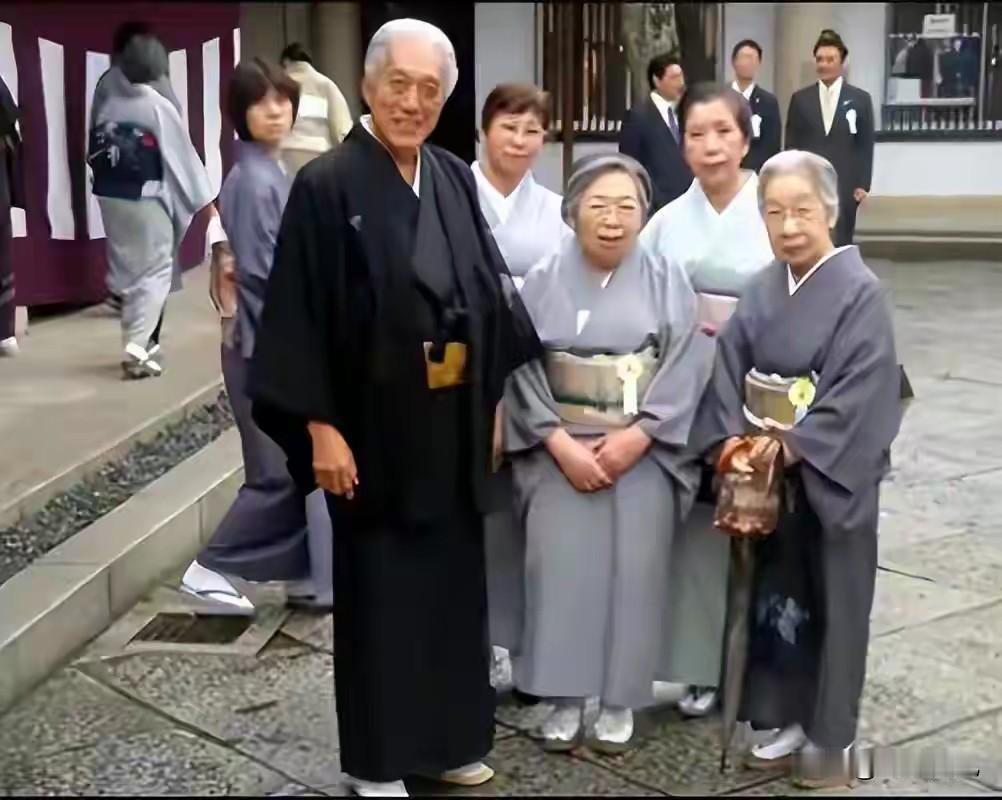 老了就要去死？日本社会的撕裂真相
 
几年前耶鲁大学助理教授成田悠辅在节目里说，