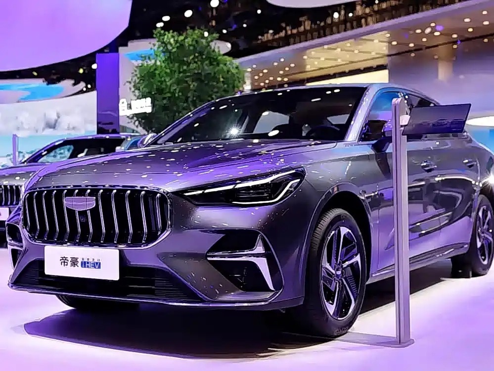 第五代帝豪i-HEV，10万级油混家用轿车。无需充电油电混动，综合油耗3.8L，