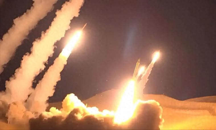 美军这次丢人丢大发了，护不了盟友暂且不说，还无耻的躲进民众堆里当“缩头乌龟”。