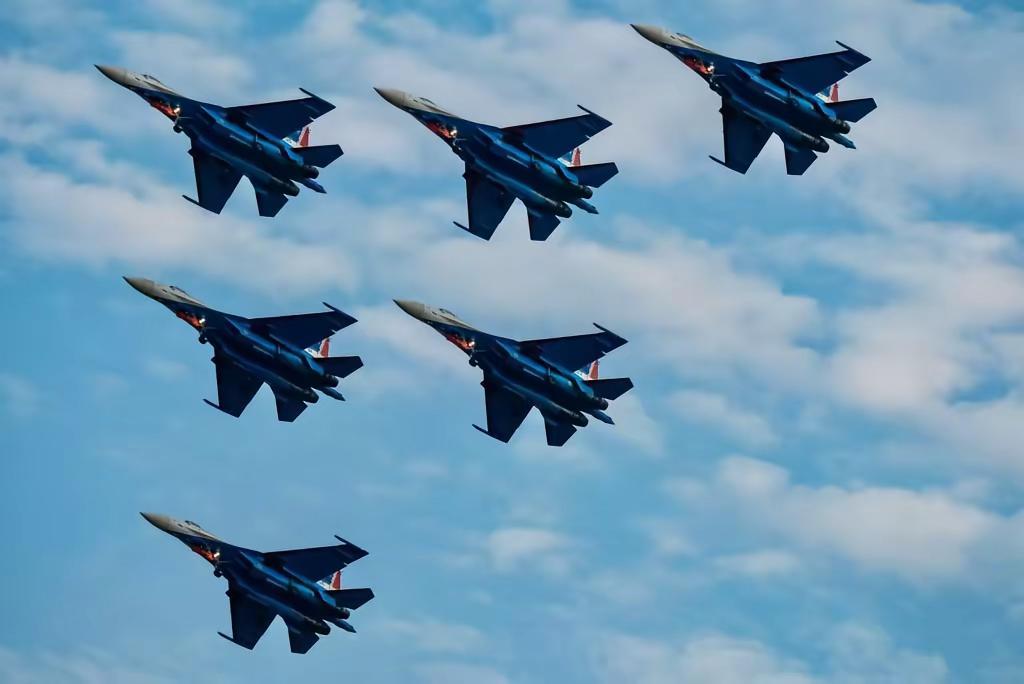  以吾辈青春，护锦绣中华！